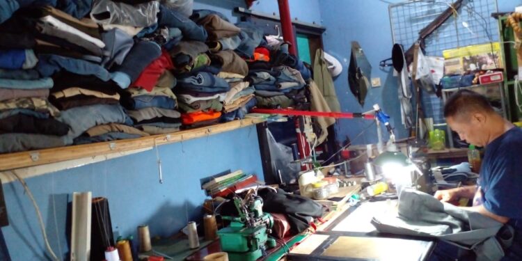 Alhamdulillah, Jelang Lebaran Tukang Vermak Jeans Ini Banjir Orderan