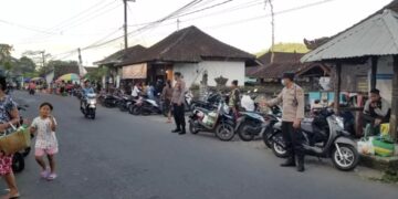 Cegah Terjadi Kemacetan, Kanit Samapta Polsek Sidemen Laksanakan Gatur Lalin di Depan Pasar Tabola