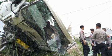 Jalur Tengkorak Kertek Kembali Telan Korban, Truck Muatan Semen Ringsek Diduga Akibat Rem Blong