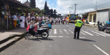 Antisipasi Kemacetan Saat Pemedek Melaksanakan Persembahyangan, Babinkamtibmas Lakukan Pengamanan di Pura Batur