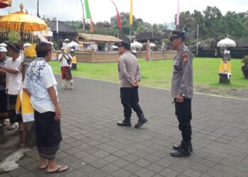 Kapolsek Rendang Patroli Dialogis Sambangi Warga di Objek Wisata Besakih