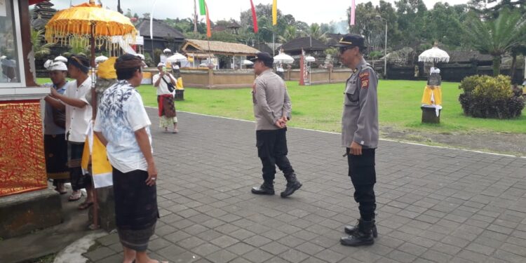Kapolsek Rendang Patroli Dialogis Sambangi Warga di Objek Wisata Besakih