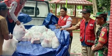 Babinsa Desa Kajarharjo Bersama PMI Banyuwangi Salurkan Bansos untuk Warga Terdampak Angin Puting Beliung