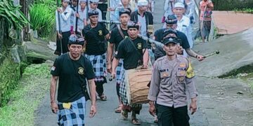 Bhabinkamtibmas Melaksanakan Pengamanan Pelaksanaan Melasti Masyarakat Desa Awan