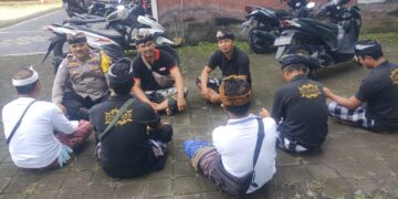 Bhabinkamtibmas Desa Singakerta Berikan Arahan Pecalang Menjalin Kebersamaan