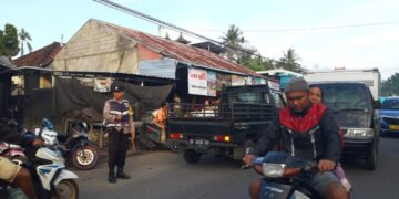 Bhabinkamtibmas Polsek Kubu Giat Pengaturan Lalulintas Depan Pasar Wujudkan Keamanan dan Kelancaran