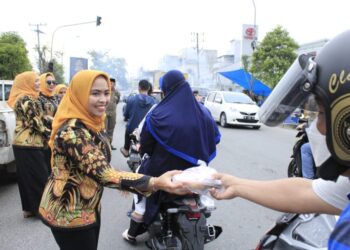 Tim Penggerak PKK Labuhanbatu Bagi-bagi Takjil kepada Pengguna Jalan di Depan RSUD Rantauprapat