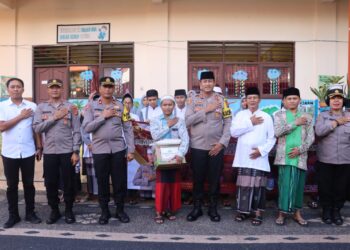 Kapolres Tabanan Bantu Sembako Anak – anak di Sekolah Al – Amin Tabanan