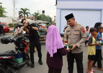 Berbagi Berkah Ramadhan, Polres Kendal Bagikan 500 Nasi Box Kepada Pengguna Jalan