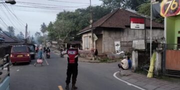 Melayani Masyarakat, Personil Polsek Abang Polres Karangasem Laksanakan Pengaturan Lalu Lintas