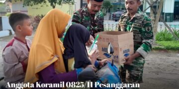 Anggota Koramil 0825/11 Pesanggaran Bagikan Takjil Gratis Kepada Pengguna Jalan