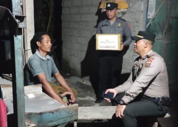 Indahnya Berbagi, Kapolsek Banjarangkan Salurkan Bapokting kepada Warga Kurang Mampu