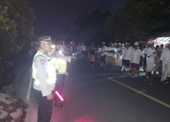 Lancarkan Upacara Keagamaan, Polsek Abang Pengamanan