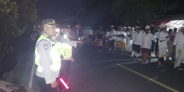 Lancarkan Upacara Keagamaan, Polsek Abang Pengamanan