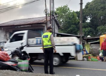 Cegah Kemacetan, Personil Polsek Abang Laksanakan Pengaturan Lalu Lintas