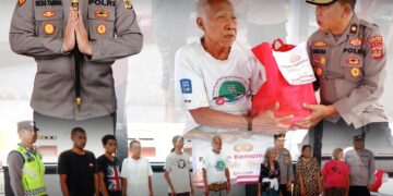 Program GeSek, Kabag SDM Polres Karangasem Salurkan Bansos Kapolres kepada Warga Subagan
