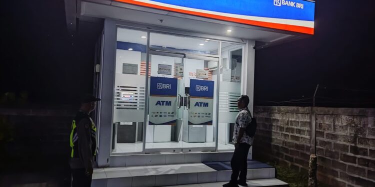 Personil Polsek Bebandem Bersama Pawas Laksanakan Patroli Kewilayahan