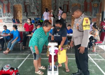 Bhabinkamtibmas Suwat Pantau Kegiatan Posyandu di Balai Banjar Desa Suwat