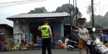 Cegah Kemacetan, Polisi Polsek Abang Pengaturan Lalu Lintas