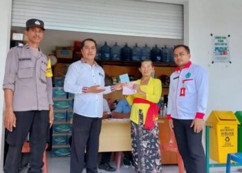 Bhabin Desa Baturinggit Polsek Kubu Pantau Kegiatan Pencairan BLT