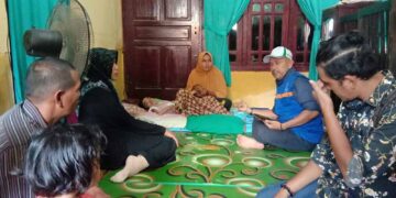 Bersama Kasat Intelkam Polres, PPWI Pidie Jaya Kunjungi Penderita Lumpuh