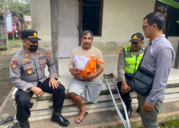 Penyaluran Bantuan Sembako Dari Kapolres Gianyar Kepada Warga Kurang Mampu