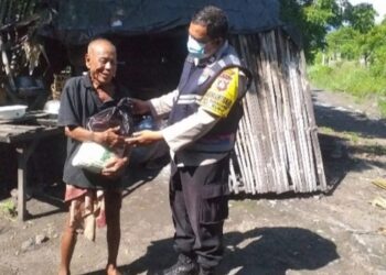 Bentuk Perhatian Kepada Warga Tidak Mampu, Bhabinkamtibmas Sukadana Salurkan Paket Sembako