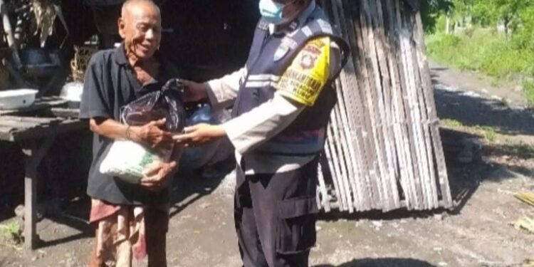 Bentuk Perhatian Kepada Warga Tidak Mampu, Bhabinkamtibmas Sukadana Salurkan Paket Sembako