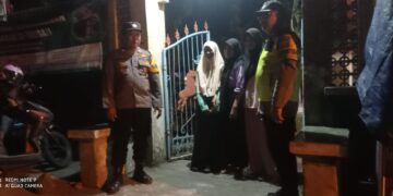 Personil Polsek Bebandem Melaksanakan Pengamanan Sholat Tarawih