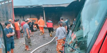 Api Menyambar Bengkel Truck di Rogojampi, Tak Ada Korban Jiwa Namun Ini Kerugiannya…!