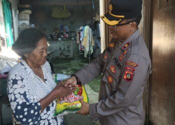 Bulan Ramadhan, Kapolsek Gianyar Salurkan Bantuan sembako Kepada Warga Kurang Mampu