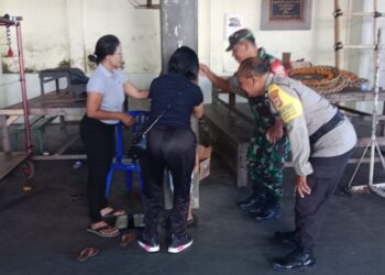 Bersama Babinsa, Bhabinksmtibmas Kelurahan Gianyar Pantau Posyandu di Balai Banjar Sampiang