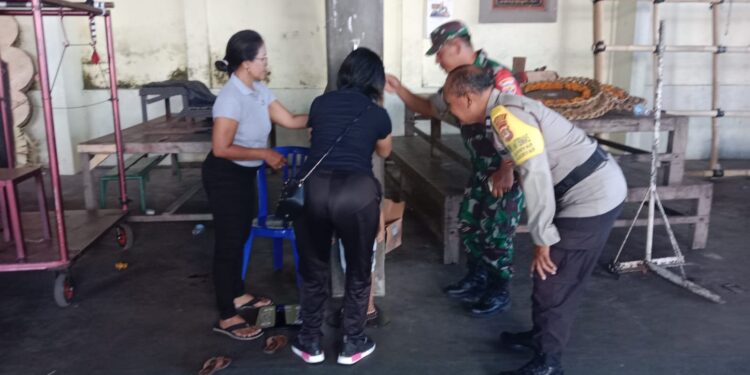 Bersama Babinsa, Bhabinksmtibmas Kelurahan Gianyar Pantau Posyandu di Balai Banjar Sampiang