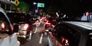 H-2 Idul Fitri, Jalanan Kota Banyuwangi Mulai di Padati Sepeda Motor dan Mobil Pemudik