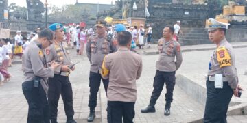 Provos Polda Bali Melaksanakan Pengecekan dan Pengawasan Personil Saat Bertugas Pengamanan IBTK Pura Besakih