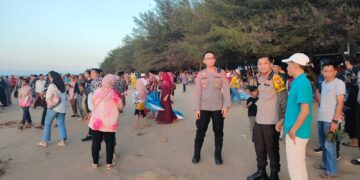 Kapolres Sampang Memantau Pantai Lon Malang, Pastikan Wisatawan Berlibur dengan Nyaman