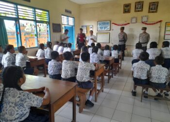 Polsek Ubud Gelar Simulasi Tanggap Bencana Gempa Bumi di SDN 3 Petulu