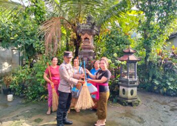 Jalin Sinergitas Kemitraan, Polsek Ubud Serahkan Sarkon Melalui Bhabinkamtibmas