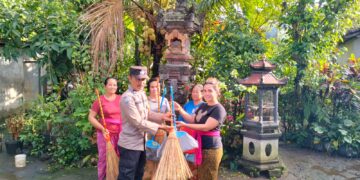 Jalin Sinergitas Kemitraan, Polsek Ubud Serahkan Sarkon Melalui Bhabinkamtibmas