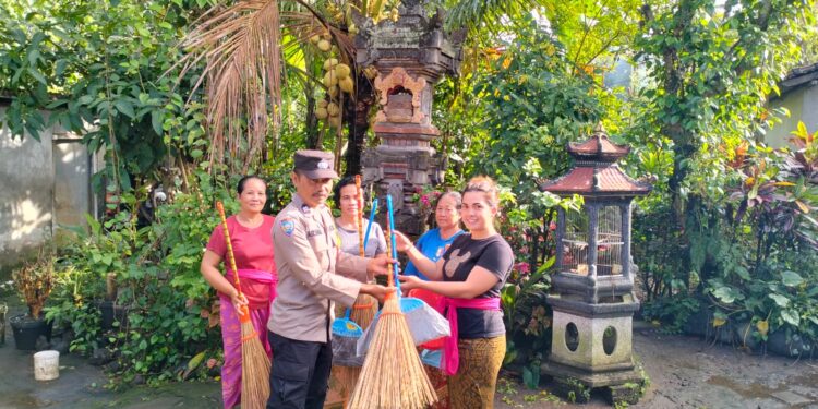 Jalin Sinergitas Kemitraan, Polsek Ubud Serahkan Sarkon Melalui Bhabinkamtibmas