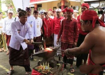 Peringati Hari Puputan, Pandai Besi Pasikian Prapen Persembahkan Keris Kepada Bupati Suwirta