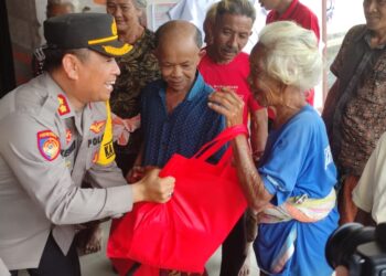 Kapolres Gianyar Serahkan Bantuan Kemanusiaan Berupa Paket Sembako Kepada Warga Bukian