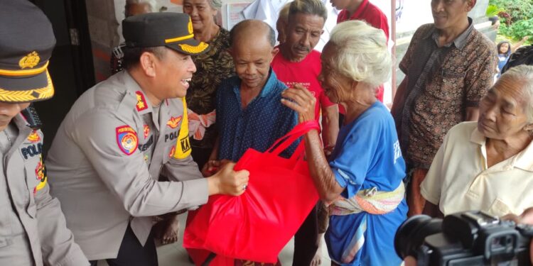 Kapolres Gianyar Serahkan Bantuan Kemanusiaan Berupa Paket Sembako Kepada Warga Bukian