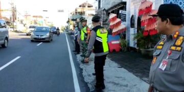 TNI – POLRI Kompak Atur Arus Lalu Lintas Atensi Arus Mudik Lebaran di Kediri – Tabanan