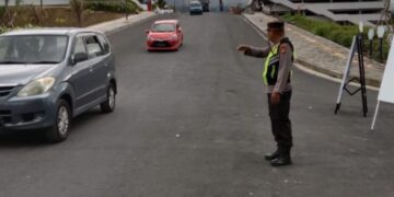 Polsek Rendang Atensi Arus Lalu Lintas Simpang 4 Manik Mas Pura Besakih