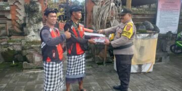 Jalin Silaturahmi, Bhabinkamtibmas Desa Singakerta Serahkan Sarana Kontak Kepada Pecalang