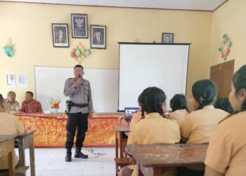 Tanamkan Disiplin Sejak Dini, Polsek Ubud Sambangi SD 2 Kedewatan
