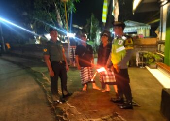 Amankan Kegiatan Piodalan Babinsa Bersinergi dengan Bhabinkamtubmas dan Pecalang