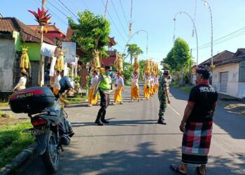 Sinergitas Bhabinkamtibmas Dengan Babinsa Laksanakan Pengamanan kegiatan Mepeed Masyarakat