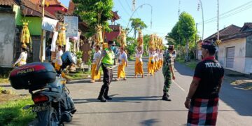 Sinergitas Bhabinkamtibmas Dengan Babinsa Laksanakan Pengamanan kegiatan Mepeed Masyarakat